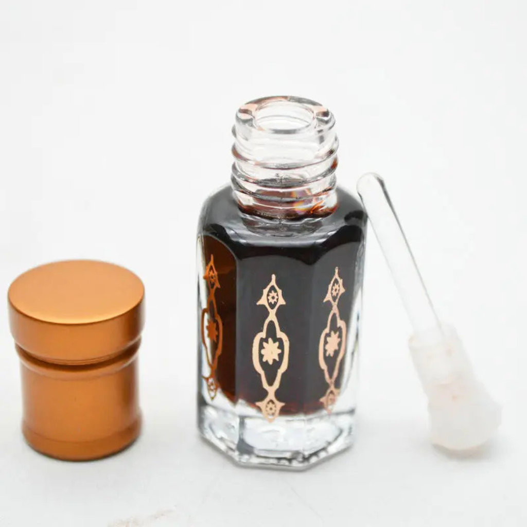 عود الديوانعود الديوان من صهيب هو عطر شرقي فاخر مصمم لعشاق الأناقة الكلاسيكية. تبدأ الخلطة بنفحات مشرقة من الزعفران والهيل، لتضفي دفئًا ونكهة حارة مميزة. ثم يكشف القلب عن روعة عود ومسكصهيب للعود